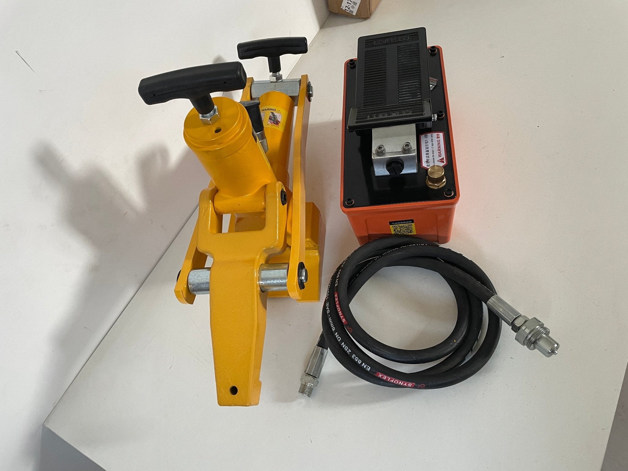 Heavy-Duty Truck & Ag Tire Hydraulic Bead Breaker Kit with 10,000 PSI Foot Pump view 4