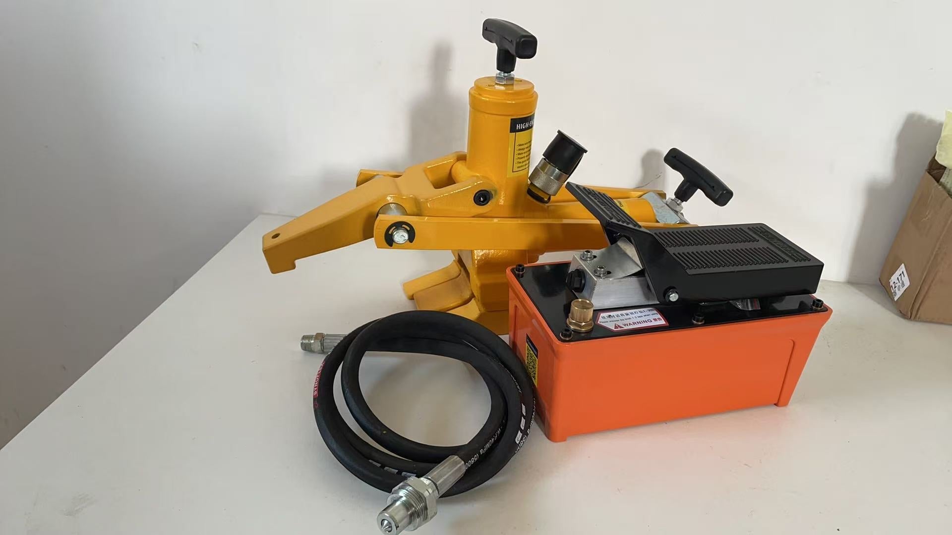 Heavy-Duty Truck & Ag Tire Hydraulic Bead Breaker Kit with 10,000 PSI Foot Pump